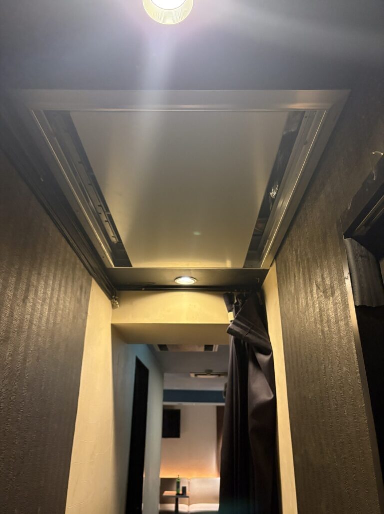 新宿歌舞伎町  エアコン入替工事